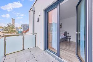 a balcony with a view of a bedroom at Zentral und ruhig Netflix Balkon Parkplatz in Bruchsal