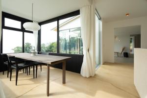 une salle à manger avec une table et une grande fenêtre dans l'établissement yarok- Private villa with sunset view - Self check-in only, à Sakai