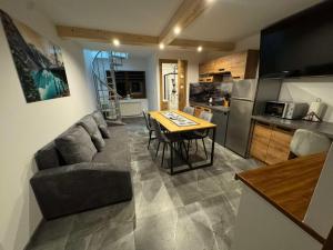 Kuchyňa alebo kuchynka v ubytovaní Apartament Ślebodny Upłaz