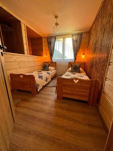 Posteľ alebo postele v izbe v ubytovaní Apartament Ślebodny Upłaz