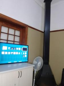 una habitación con un televisor y un ventilador y un ventilador en Room Parow, Cape Town, en Cape Town