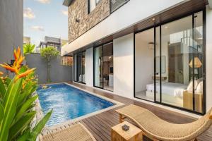 ein Swimmingpool im Hinterhof eines Hauses in der Unterkunft Private Villa Ayra 9E by OriVista 10mins to Melasti Beach in Uluwatu