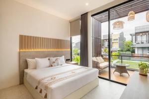 ein Schlafzimmer mit großem Bett und Balkon in der Unterkunft Private Villa Ayra 9E by OriVista 10mins to Melasti Beach in Uluwatu + 29 Fotos