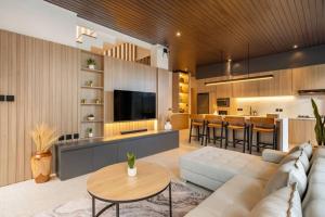 ein Wohnzimmer mit Sofa und Tisch in der Unterkunft Private Villa Ayra 9E by OriVista 10mins to Melasti Beach in Uluwatu