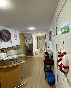 Zimmer mit einer Küche und einem Flur in der Unterkunft costablanca rooms in Alicante