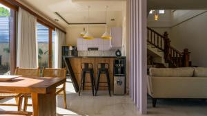 MambatにあるVil'Latu - 4 Bedrooms Private Villaのギャラリーの写真