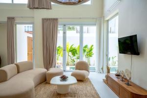 a living room with a couch and a table at Lyma Loft Pererenan in Canggu