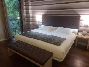 a bedroom with a large bed and a window at U-Hotel Spa Ciudad de Astorga in Astorga