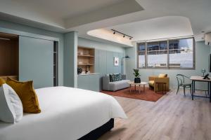 ケープタウンにあるThe Quarter Apartmentsの大きなベッドとリビングルームのある寝室 +29枚の写真