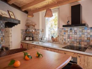 een keuken met een houten tafel met sinaasappels erop bij RedHouse Pesina in Costermano