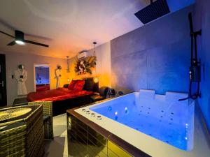Fotografie z fotogalerie ubytování SERENITY Suite - Love room v destinaci Vénissieux