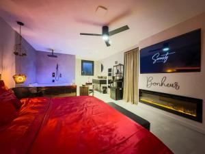 TV a/nebo společenská místnost v ubytování SERENITY Suite - Love room