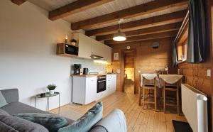 une cuisine et un salon avec un canapé et une table dans l'établissement Helle und idyllische 2 Zimmer Wohnung am Rande von Berlin, à Berlin
