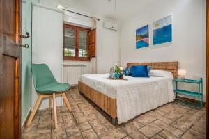 Posteľ alebo postele v izbe v ubytovaní Il Giardino Dei Limoni 8, Emma Villas