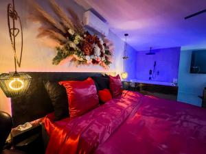 Postel nebo postele na pokoji v ubytování SERENITY Suite - Love room