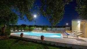 Bazén v ubytovaní Il Giardino Dei Limoni 8, Emma Villas alebo v jeho blízkosti