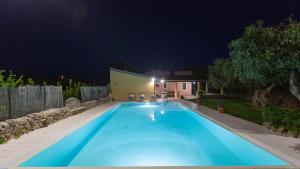 Bazén v ubytovaní Il Giardino Dei Limoni 8, Emma Villas alebo v jeho blízkosti