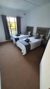 Giường trong phòng chung tại Windy Ridge Cottage