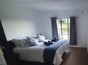 Giường trong phòng chung tại Windy Ridge Cottage