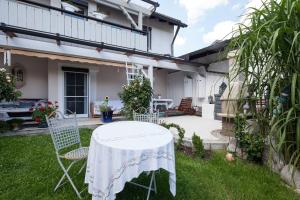 a table and chairs in the yard of a house at Ferienwohnung Eder in Pöcking