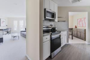 Η κουζίνα ή μικρή κουζίνα στο Blueground Fremont 2bd apartment SFO-1753