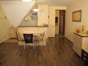 Kuchyňa alebo kuchynka v ubytovaní Apartament Wika - Pod Aniołem + 14 fotografií