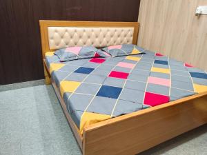 Una cama o camas en una habitación de Kartik home stay