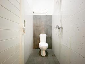 NgaglikにあるRedDoorz at Gentan Jakalの個室に白いトイレがあるバスルーム