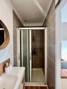 ein Badezimmer mit Dusche und Waschbecken in der Unterkunft Studio paisible dans un quartier calme in Marguerittes