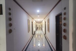 a hallway with white walls and a tile floor at Hotel Efita in Kamparganya