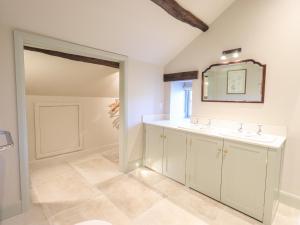 un baño con lavabo y espejo en Green Yew, en Windermere 57 fotos más