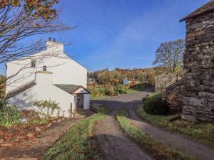 una vieja casa blanca en un camino de tierra en Green Yew, en Windermere