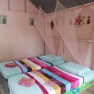 Giường trong phòng chung tại Sukau Sandipau Stay