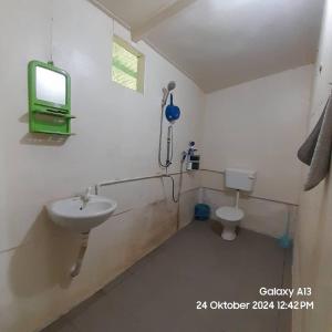Phòng tắm tại Sukau Sandipau Stay