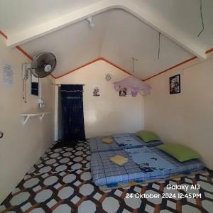 Giường trong phòng chung tại Sukau Sandipau Stay