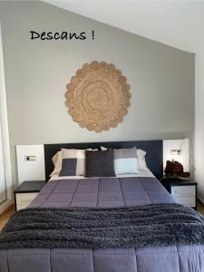 a bedroom with a large bed with purple sheets at Apartamento 2 habitaciones ZEN in Deltebre