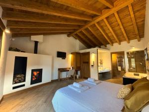Un dormitorio con una cama y una sala de estar. en Hotel Gredos María Justina, en Navacepeda de Tormes