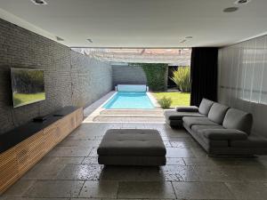 Swimmingpoolen hos eller tæt på Maison Architecte ancienne torrefaction de cafe