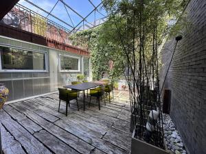 En terrasse eller udendørsområde på Maison Architecte ancienne torrefaction de cafe