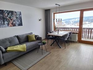 Χώρος καθιστικού στο FeWo Allgäuerle1604 mit Hallenbad, Sauna und WLAN