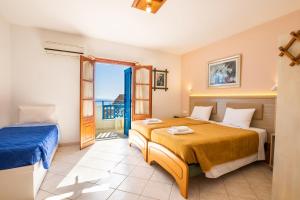 Postel nebo postele na pokoji v ubytování Arhontiko Hotel + 37 fotografií