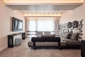 Televízia a/alebo spoločenská miestnosť v ubytovaní Amazon Mykonos Suites & Spa