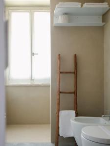 La salle de bains est pourvue de toilettes, d'un lavabo et d'une échelle. dans l'établissement Eramare - Charming Suite in the Countryside, à Asti