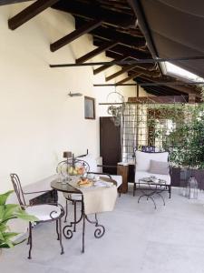 Cette chambre dispose d'une terrasse avec une table et des chaises. dans l'établissement Eramare - Charming Suite in the Countryside, à Asti