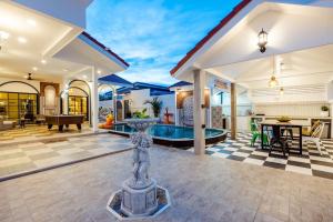 ein Wohnzimmer mit einem Pool und einem Haus in der Unterkunft Full moon Bay hua hin Cha-am in Sathani Huai Sai Tai