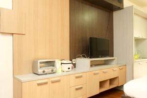 Dapur atau dapur kecil di Comfort Studio Apartment at Metropark Condominium Jababeka By Travelio