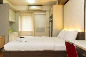 Katil atau katil-katil dalam bilik di Comfort Studio Apartment at Metropark Condominium Jababeka By Travelio +11 gambar