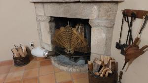 una chimenea de piedra con un ventilador en su interior en La Calma Montblanc Prenafeta, en Prenafeta