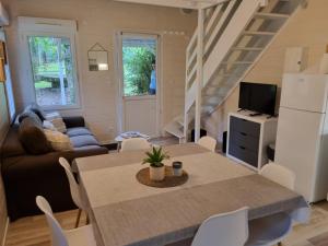 Η κουζίνα ή μικρή κουζίνα στο Les Chalets de SAUMUR, Piscine & Parc boisé, 100m du CadreNoir