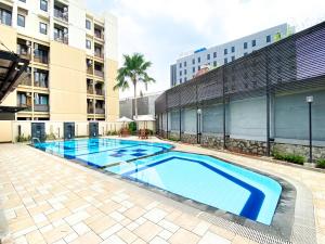 Kolam renang di atau dekat dengan Comfort Studio Apartment at Metropark Condominium Jababeka By Travelio